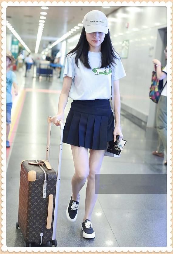 董洁真会装!38岁学21岁徐娇穿百褶裙,网友:再不疯狂就老了!