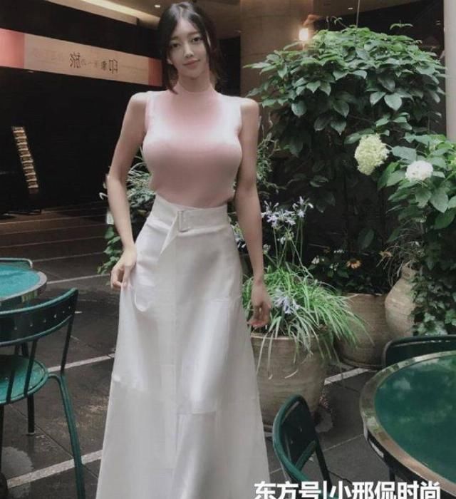『个性』时尚街拍:穿衣搭配连衣裙的漂亮小姐姐,个性时尚有气场,更为美丽动人又性感迷人