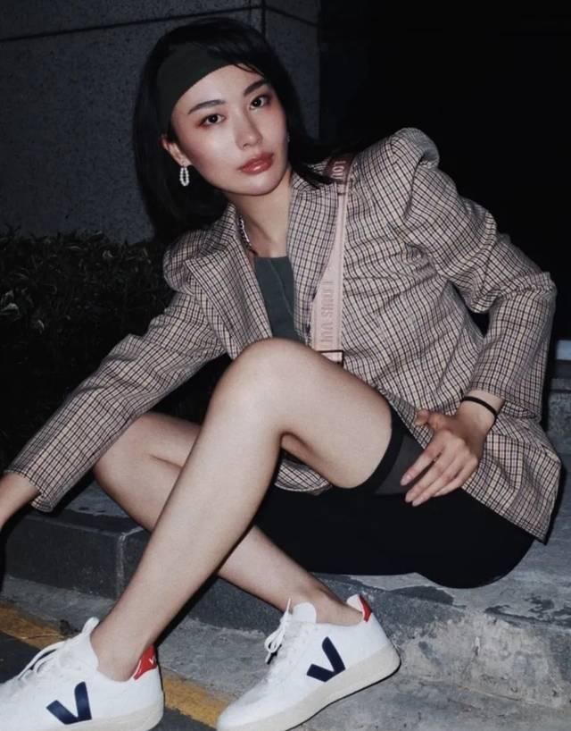  编辑推荐：有着这一看上去很「贵」的色调，能拯救你99%的衣柜！