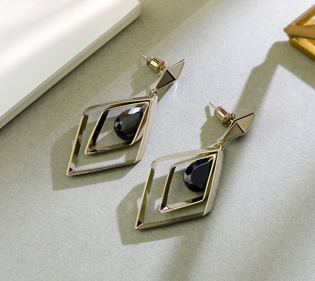 「 形象」测试你在别人心中的形象，心理学：选一副你第一眼相中的耳环