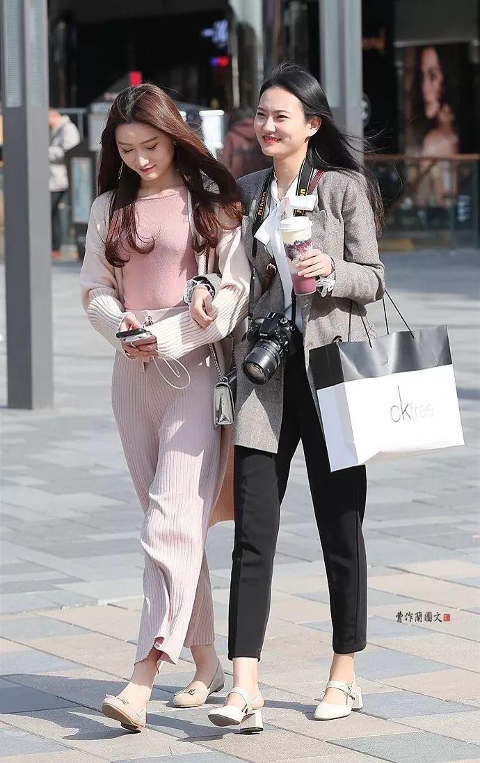 街拍:不敢让男友看到的漂亮闺蜜