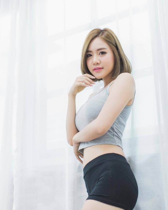 街拍：偏爱小热裤的小姐姐，让人轻松的GET这个夏日的美