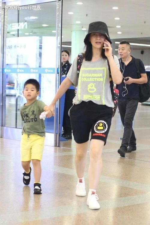 胡可几乎纯素颜，脸暗黄又松弛！网友：自信的女人才敢这么真实！