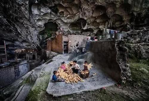 中国最“牛”村子：全村仅18户人家，生活在200米深洞穴之中