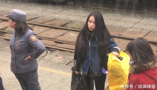 实拍中国开到越南的火车，看看是什么样，你坐过吗