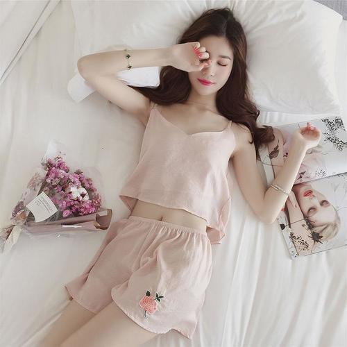 家里穿的衣服不要不关心，睡衣要注意定期更换，对健康和舒适负责