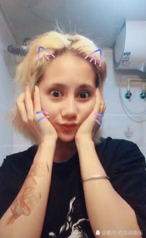 夜店美女下班回家，卸妆后评论区炸了，网友：美颜相机都救不了你