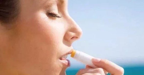  『嘴上的干皮』嘴唇干裂起皮不是缺水而是病!涂护唇膏更严重!