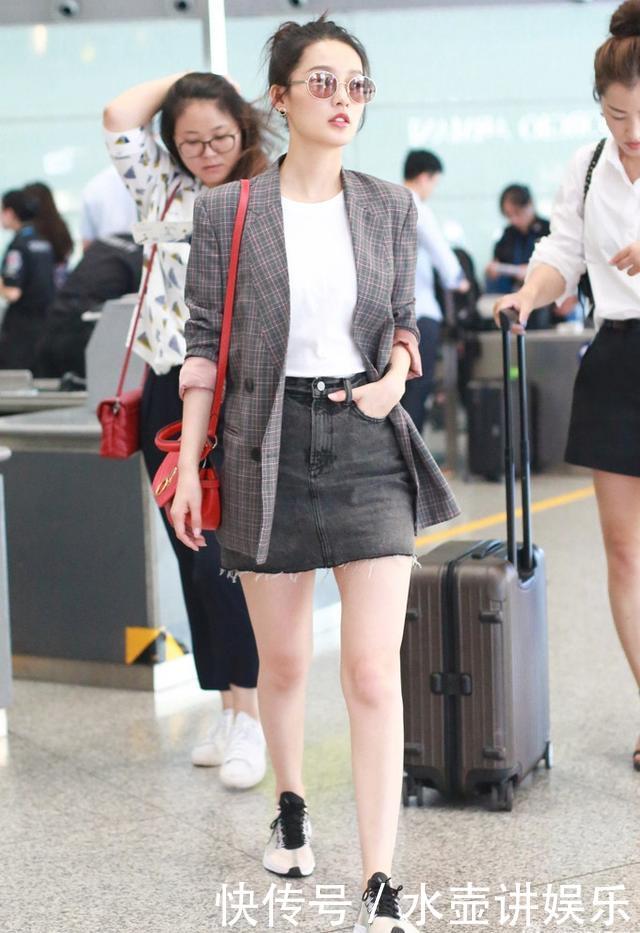 李沁真会穿，格子西装配短裙走机场，“两米”长腿气场强！
