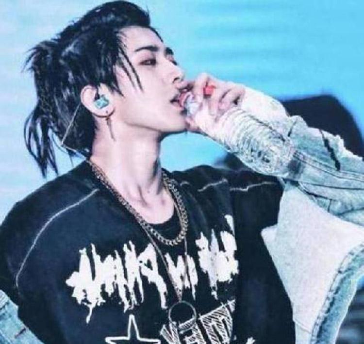 涂了口红后喝水的样子 蔡徐坤帅气 郑恺搞笑 鹿晗最机智