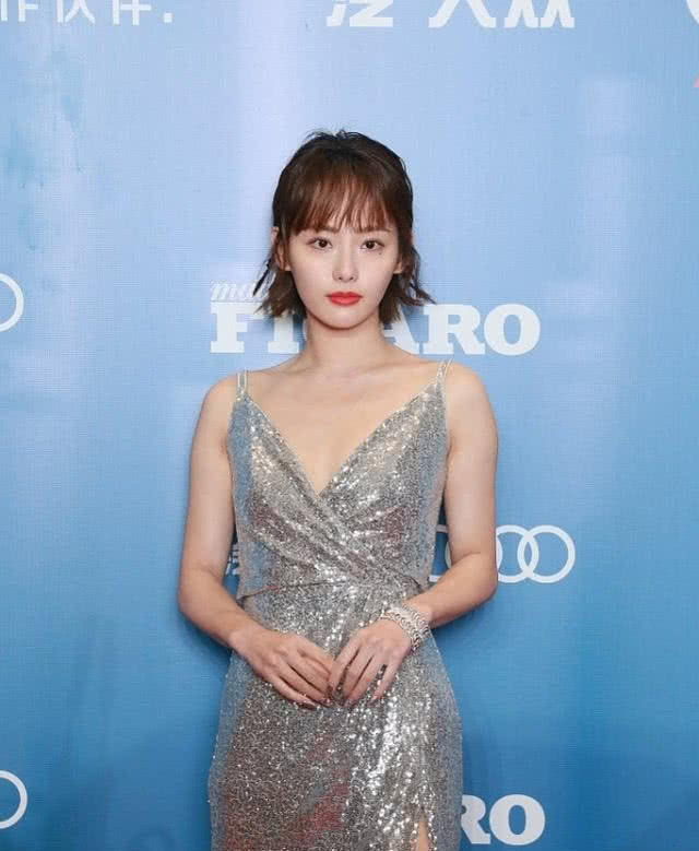 『 开叉』高开叉大胆秀腿,腿和脸差两个白度,张嘉倪一件吊带裙slay全场
