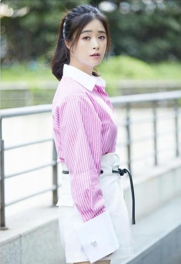 蒋欣也又细又长的大长腿!110斤的体重能有这么细的腿很棒了