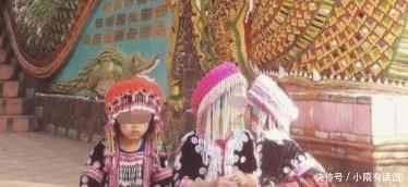 女子景区游玩，和两个小女孩合影，回去放大后整个人不淡定了