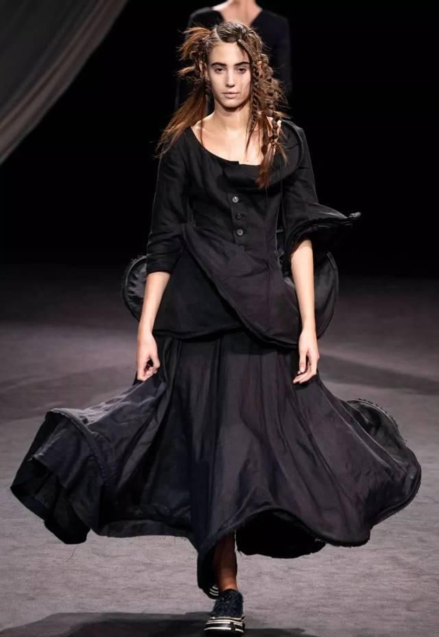  时装秀：Yohji Yamamoto 2020 春夏时装秀：山本耀司的黑色诗意想象