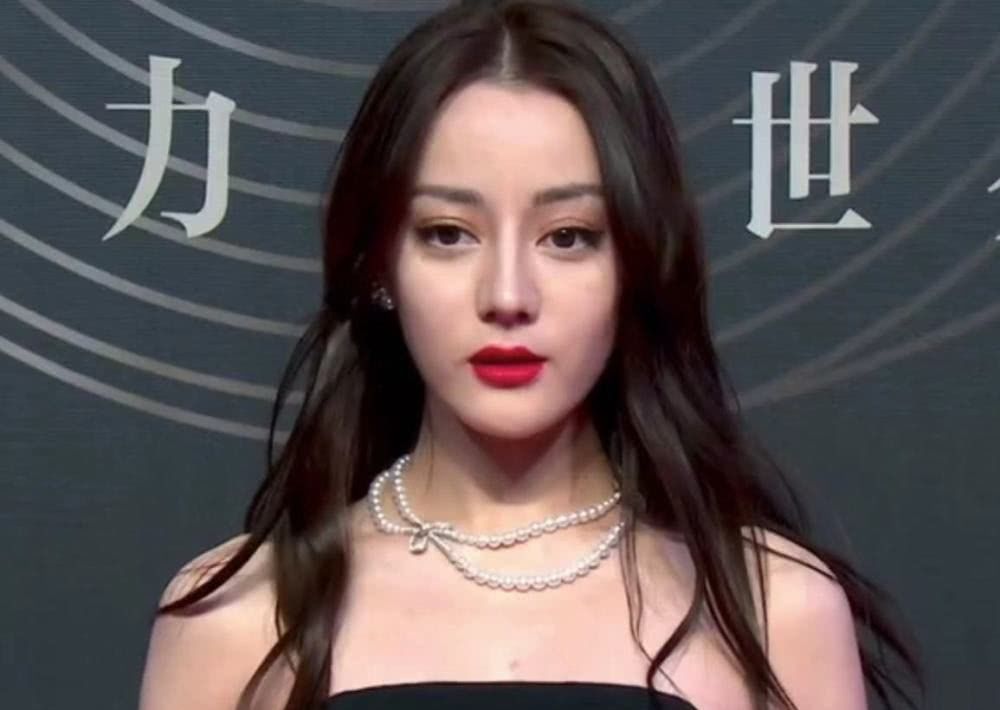 生图■郑爽甜美,热巴镜头前拉高抹胸太率真,生图来了:赵丽颖成熟
