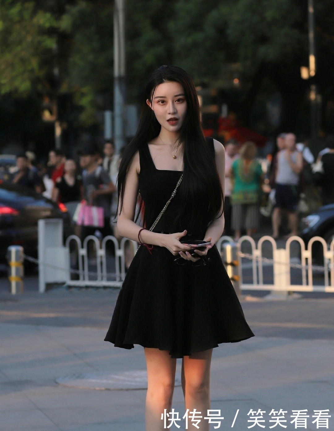低调|小黑裙少女,美得很低调