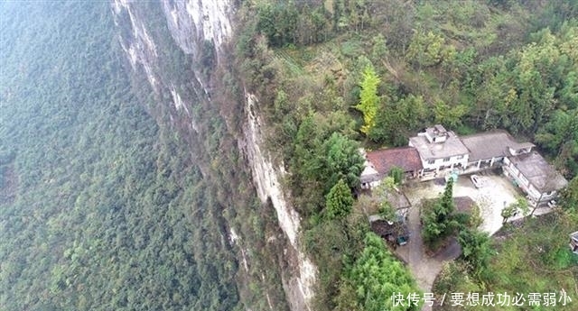 500米悬崖之上有人家，恩施土家汉子砍出14公里绝壁天路