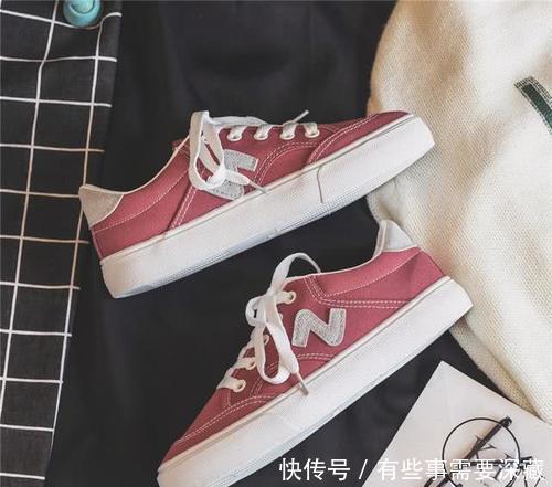  「搭配」无论是阔腿裤还是连衣裙，今年春夏都流行搭配帆布鞋穿！