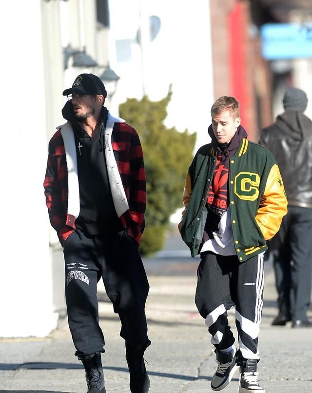 #Justin#Justin Bieber穿绿色棒球夹克惹眼,气质如高中生,青春帅气