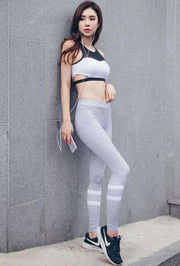 清纯甜美的打底裤美女，秀出完美的身姿，减龄有活力，魅力十足！