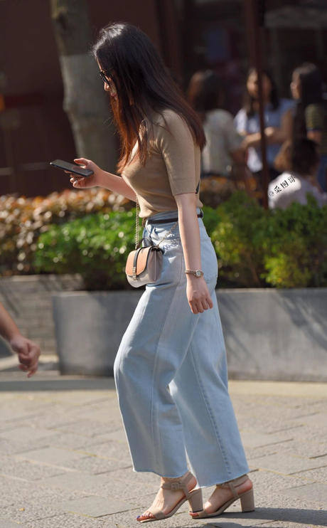 街拍 街头美女秋装亮相, 人群中忍不住多看一眼, 让人赏心悦目