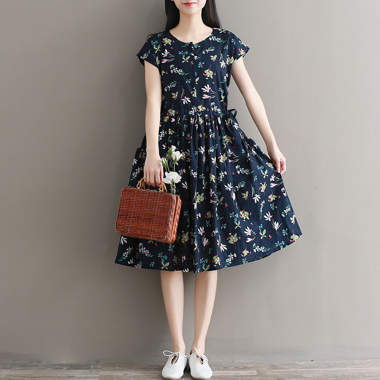 难怪今年都没穿打底裤了,现在流行风亚麻裙配高跟鞋,减龄的不行