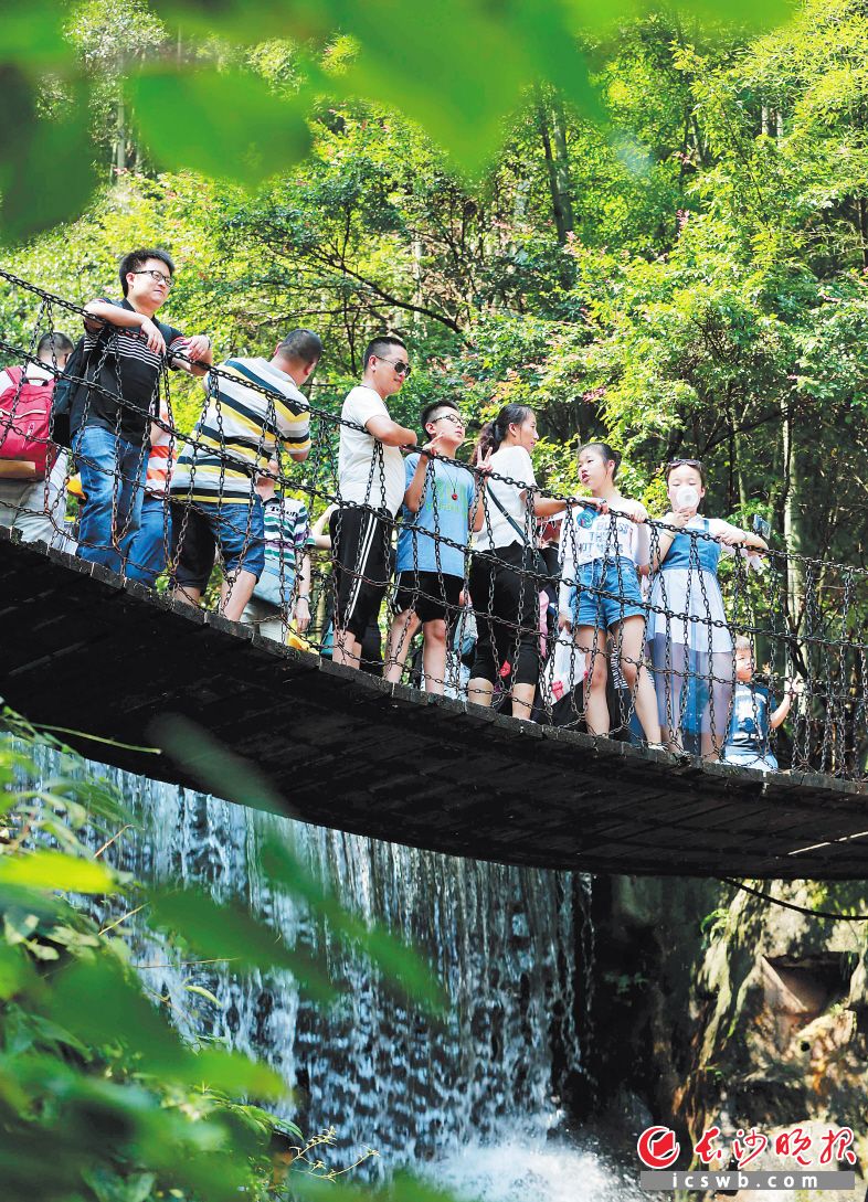 旅游业＂门票经济＂向＂产业经济＂转型