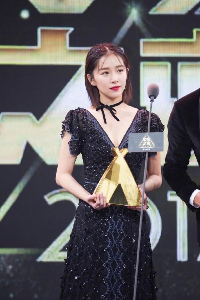 阚清子一袭黑色V领长裙撞衫马苏,相差7岁差距太大网友:没法比