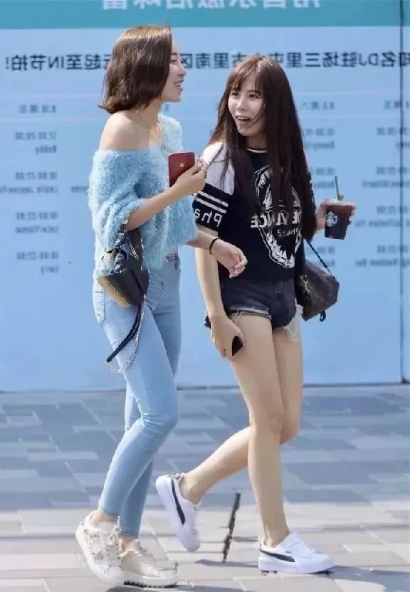 轻熟女范儿魅力小姐姐，天蓝色露肩装美搭紧身牛仔裤勾勒迷人曲线