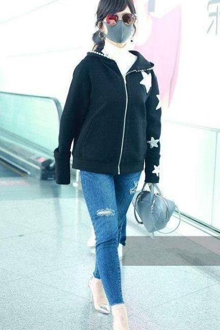 赵雅芝真会玩！穿牛仔紧身裤露脚踝，网友：身材超赞！