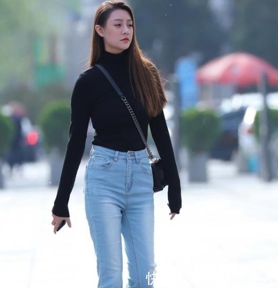  『秋月』街拍皎若秋月的美女，一条灰色的连衣裙，时尚气质风范