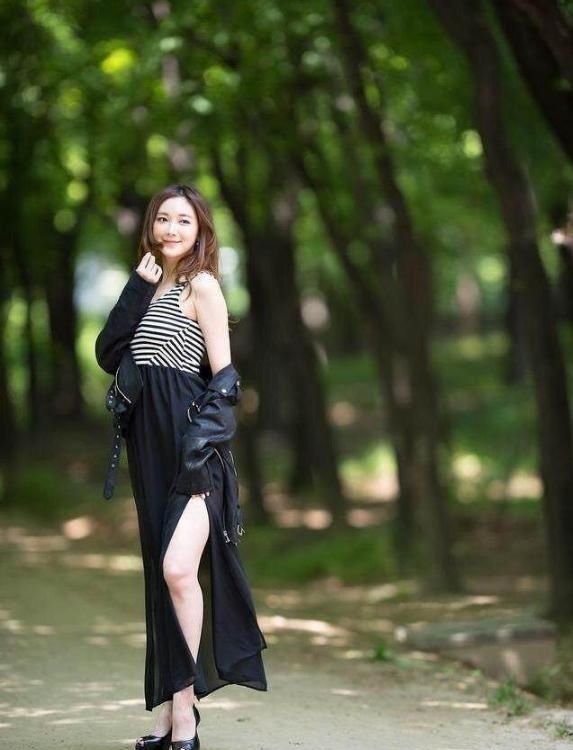 街上的长腿美女，展示“腿玩年”，好身材就要“露”出来!