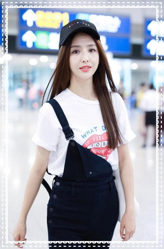 佟丽娅厉害了！背带裤只系一边竟然也不掉，网友：88斤体重假的吧