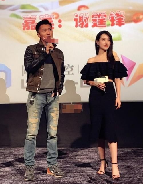  『半身裙』白冰穿西装一颗扣不系，靠腰带勒出好比例，这身材哪像33岁孩子妈