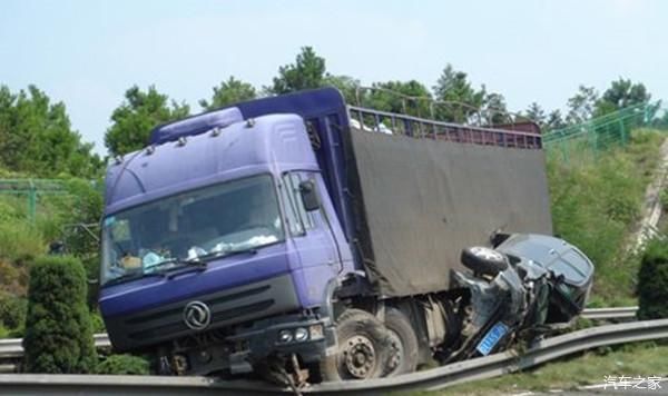  隔离带■为什么很多人都不愿意走最左侧车道？老司机：被坑太多