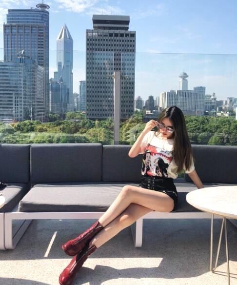 范志毅20岁漂亮女儿近照 身材纤细长腿抢镜