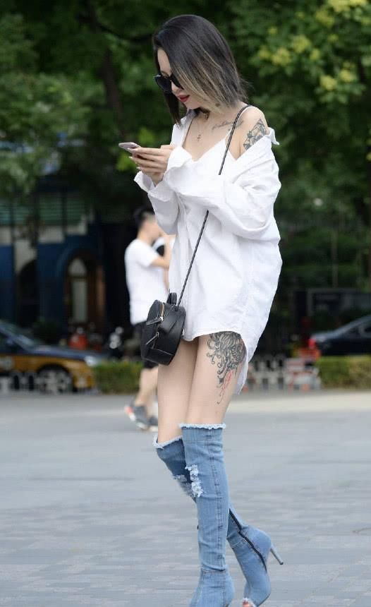 不料|小姐姐太有才了,把“牛仔裤”当成鞋子穿,不料带火新潮流!