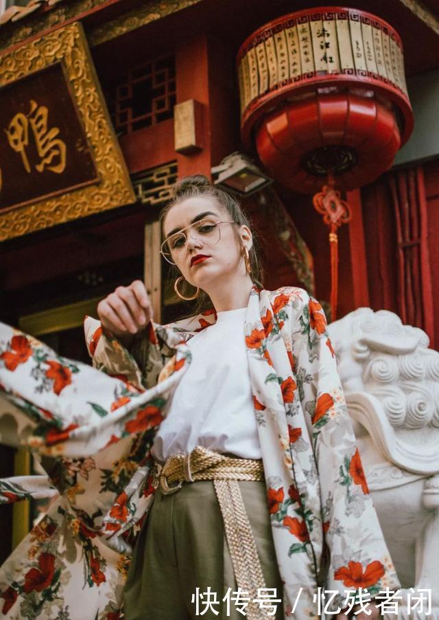  [开满]三月流行“开满花的衣服”，把春意盎然穿身上，与大自然融为一体