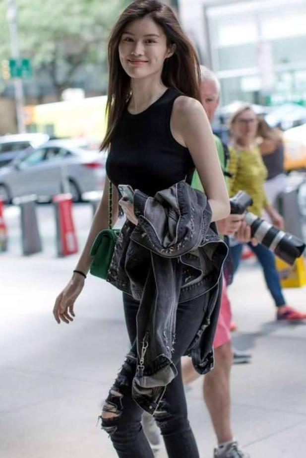 街拍：小姐姐一件黑色的小背心，不输模特的好身材，笑起来真甜