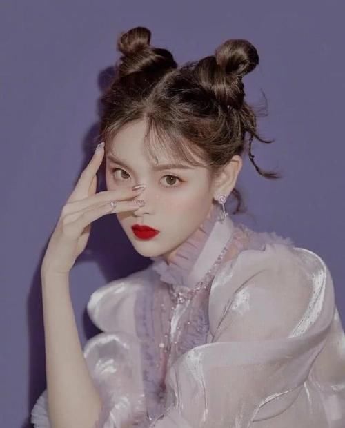  [气质]女生不要总是披发，2020年流行这3款“扎发”，时髦显脸小有气质