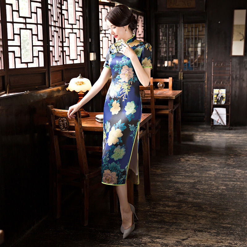 女人要有自信!瞅瞅这”丝绸开叉旗袍“，端庄大气，让你高雅一生