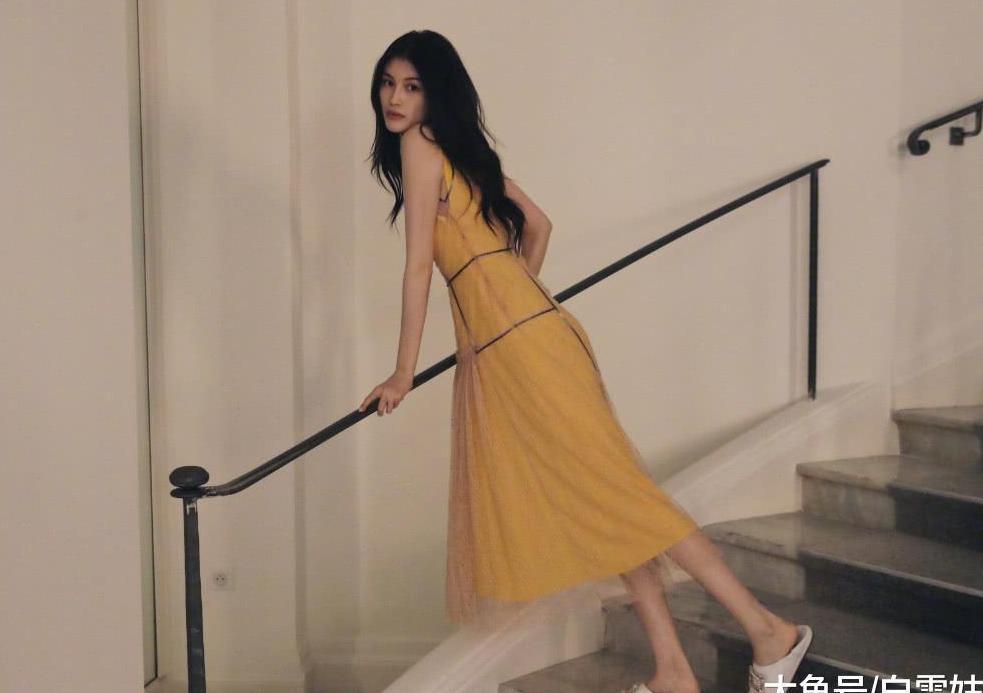 何穗风格变了, 裙子几乎开叉到肚子上, 大胆秀性感美腿!