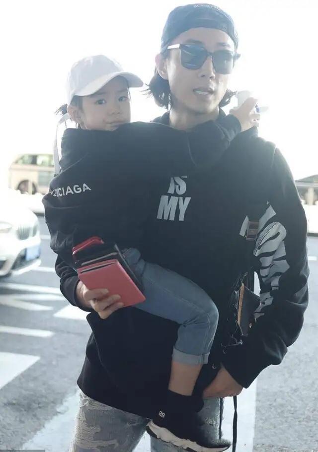 #毛绒#戚薇晒5岁女儿穿斑点毛绒睡衣扎一头小辫,长开的Lucky像大人