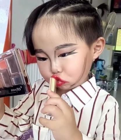 3岁小孩成“美妆博主”，偷妈妈化妆品化妆，网友直呼：20多年白