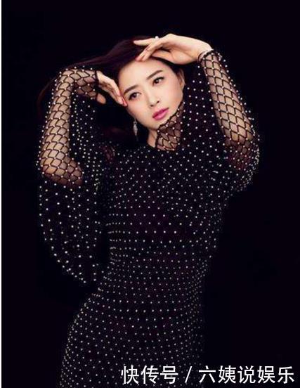 蒋欣好尴尬啊! 牛仔短裤穿成了紧身裤, 网友: 减减腿上的肉吧!