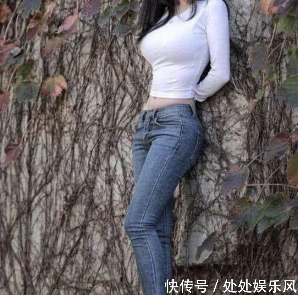 街拍：紧身裤让小姐姐们显得时尚又有优雅动人，浑身上下满满的女