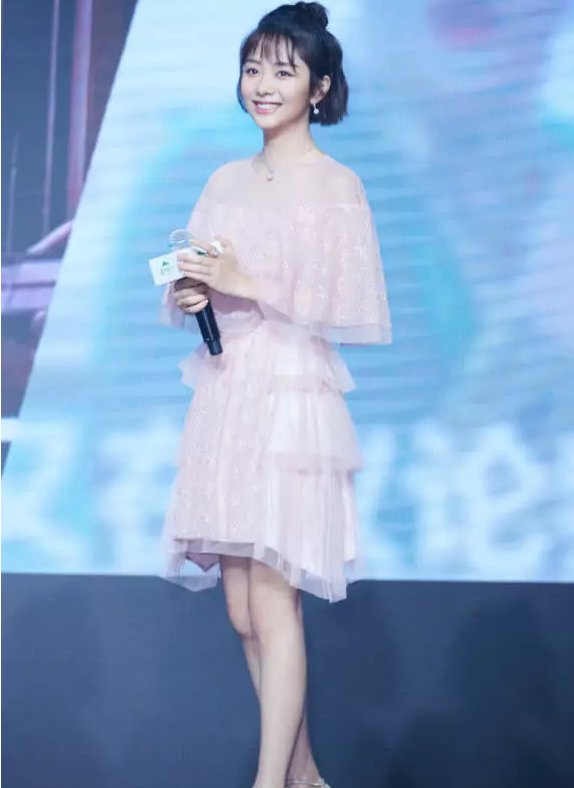 谭松韵清爽亮相，你只关注她的腿很粗?网友:她的腰才是亮点!