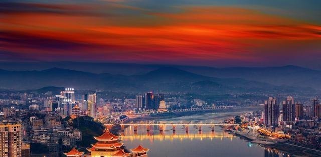 中国地理位置最特殊的城市，位于崇山峻岭之中，号称“中国之心”