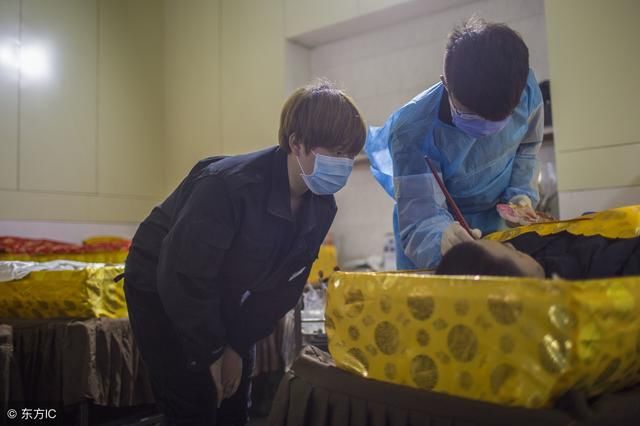 为死者化最后一次妆容，神圣而稀少的职业：入殓师