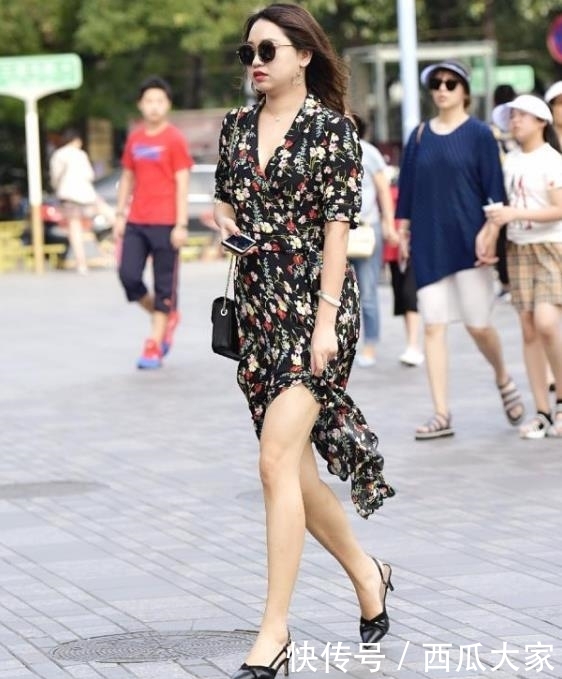  『美女』街拍美女：身材靓丽的小姐姐，搭配吊带短裙，秀出优美气质！